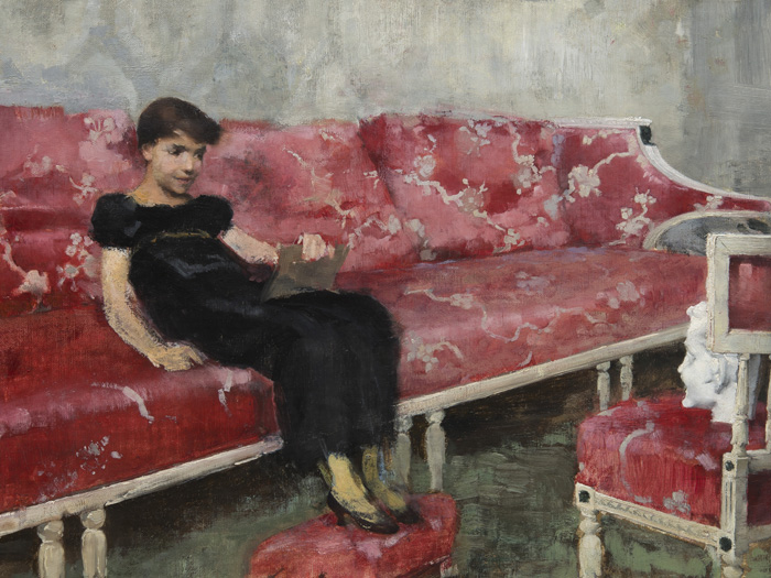 Tyttö punaisella sohvalla